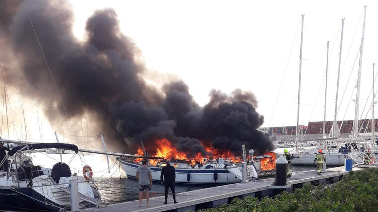 Incendi de dos catamarans en la Marina Sud de ValÃ¨ncia