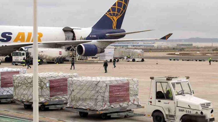 Avió d¡Inditex descarregant material sanitari a Saragossa
