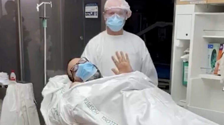 Mariano, un pacient de coronavirus, sortint de l'UCI per passar a planta