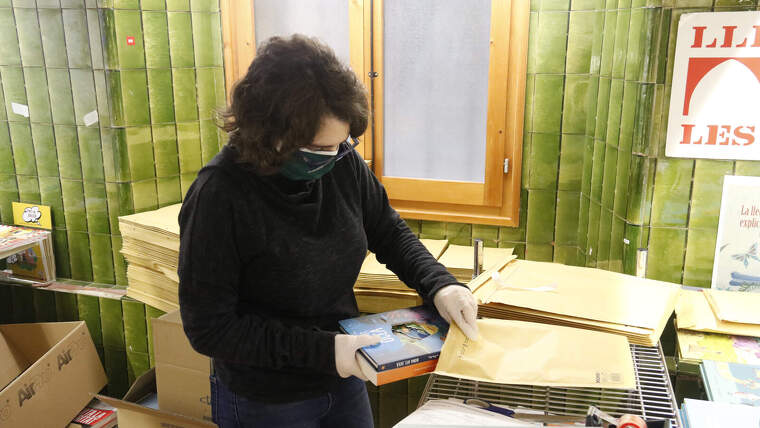 Una llibretera gironina prepara l'enviament de llibres a domicili