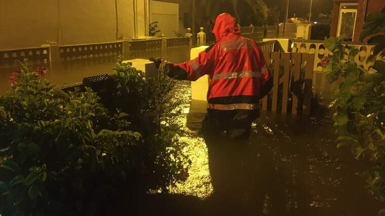 Un bomber durant les inundacions en Almassora (CastellÃ³) 1/4/2020