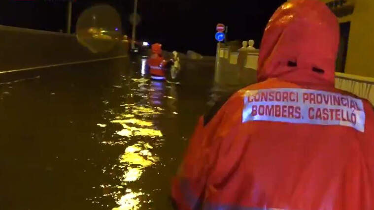 Els bombers rescatant als veÃ¯ns per les inundacions en Almassora, en la Plana Alta (CastellÃ³) - 01/04/2020