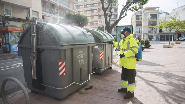 Un treballador municipal desinfectant contenidors en Gandia, en la Safor (ValÃ¨ncia)