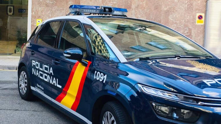 VehÃ­culo de la PolicÃ­a Nacional estacionado frente a una comisarÃ­a superior de Navarra