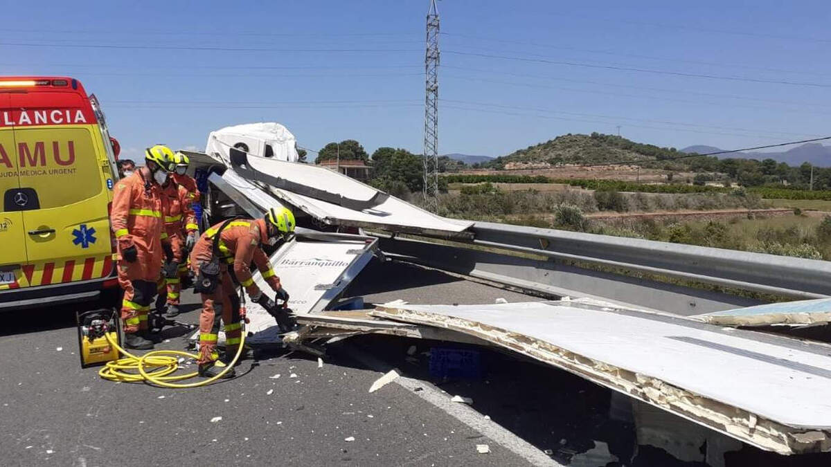 Cabina de camiÃ³ destrossada per colÂ·lisiÃ³ en Massamagrell