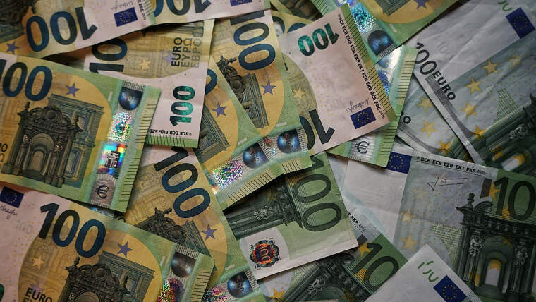 Imagen de billetes de 100 euros amontonados en una mesa