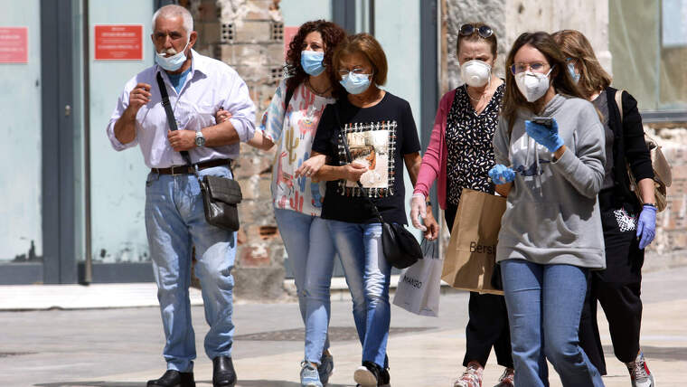Diverses persones amb mascareta el primer dia del seu Ãºs obligatori a MÃ laga, el 21 de maig del 2020