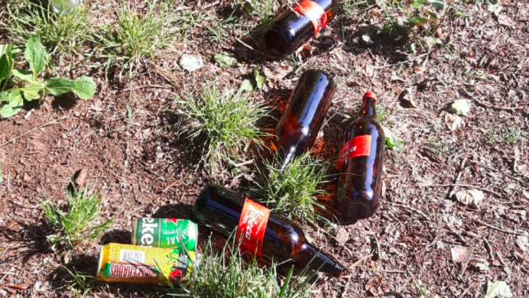 Ampolles de tot tipus s'acumulen al Parc