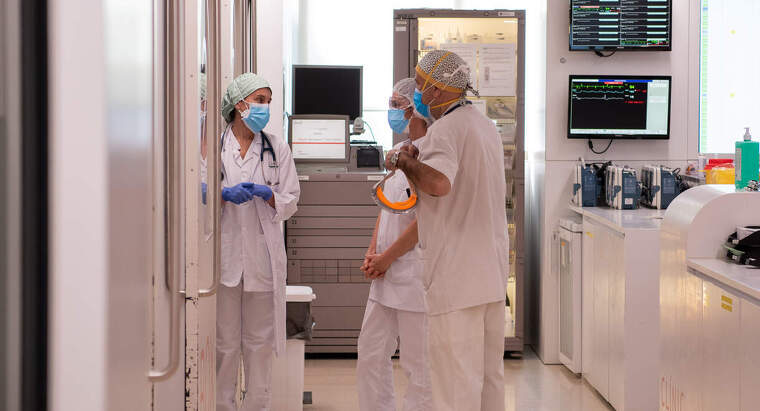 Professionals sanitaris atenen malalts de coronavirus a l'Hospital Clínic el 16 de maig de 2020