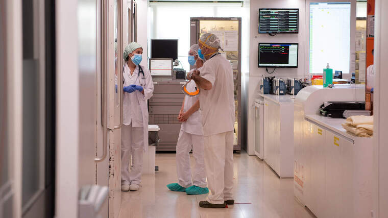 Professionals sanitaris atenen malalts de coronavirus a l'Hospital ClÃ­nic el 16 de maig de 2020