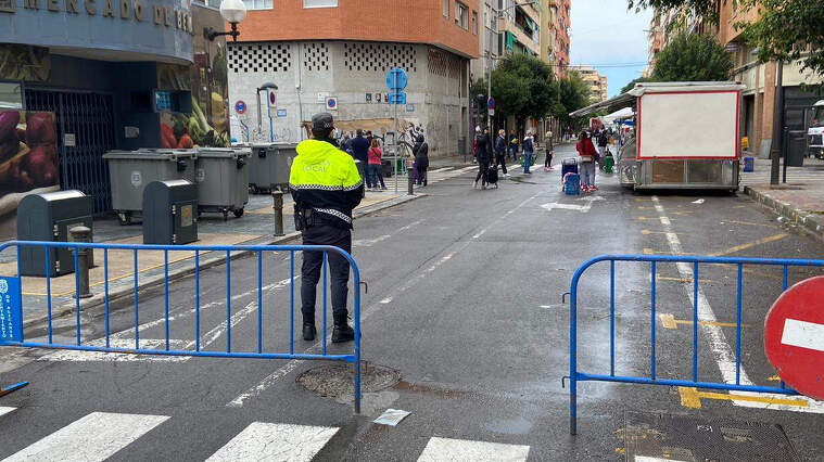Control policial en un mercat ambulant d'Alacant