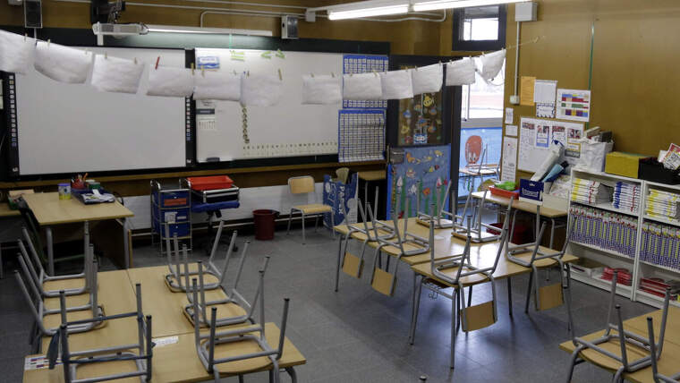 Una de les aules de l'escola Marta Mata de Girona, buida el 21 d'abril del 2020