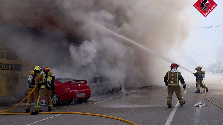 Els bombers apaguen l'incendi d'un cotxe en el carrer de Novelda