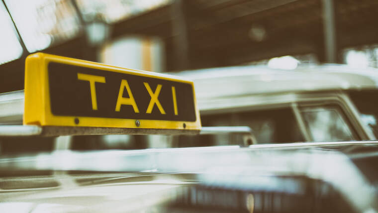 Imagen del cartel de un taxi