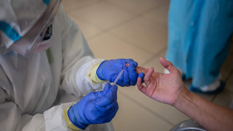 Un voluntari de Proactiva Open Armas realitza un test rÃ pid de Covid-19 a un treballador sanitari de la residÃ¨ncia geriÃ trica RedÃ³s de Sant Pere de Ribes, al Garraf, el 30 d'abril del 2020