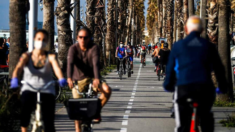 Diversos ciutadans passejant pel Passeig MarÃtim de Barcelona dissabte, 2 de maig