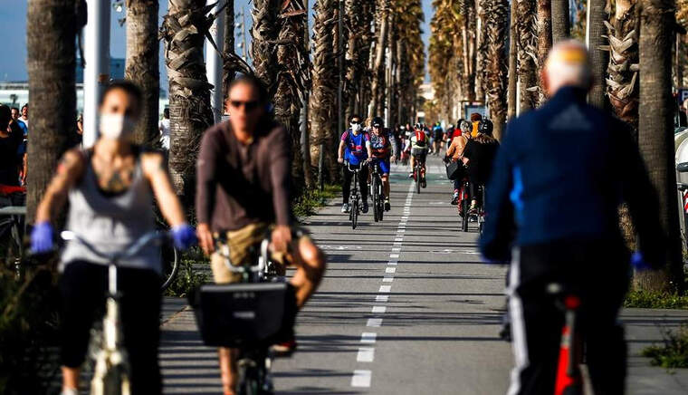 Diversos ciutadans passejant pel Passeig MarÃtim de Barcelona dissabte, 2 de maig