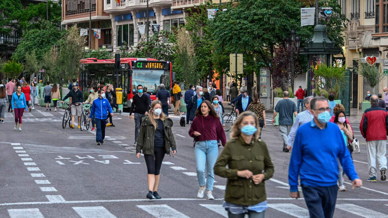Gent passejant per la plaça de l'Ajuntament de València reconvertida en zona de vianants