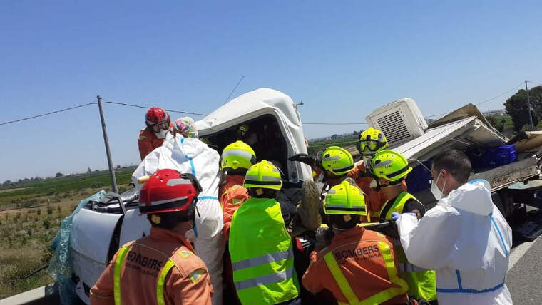 Bombers traguent el camioner de la cabina en Massamagrell