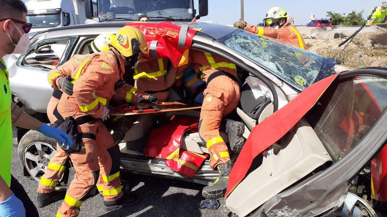 Els bombers trauen un conductor acidentat en l'A-7 a l'altura d'Alzira