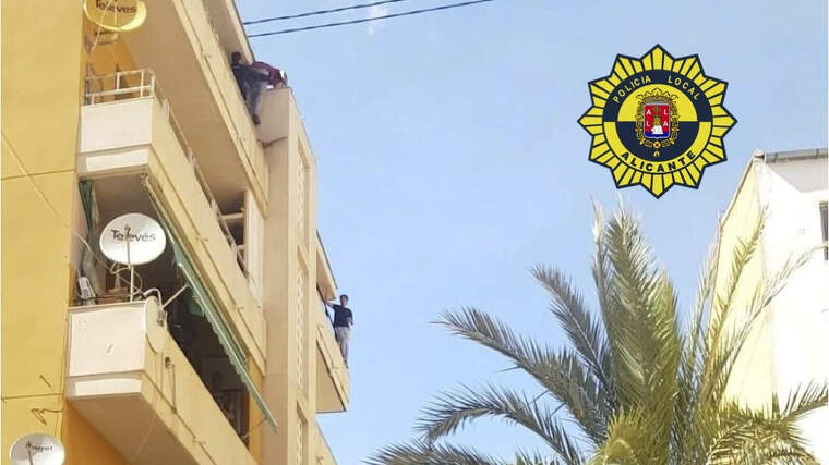 Dos xics fugint de la policia pels balcons