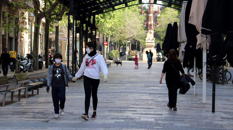 L'avinguda Gaudí de Barcelona amb nens passejant durant la primera sortida des de l'inici del confinament