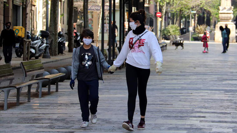 L'avinguda Gaudí de Barcelona amb nens passejant durant la primera sortida des de l'inici del confinament
