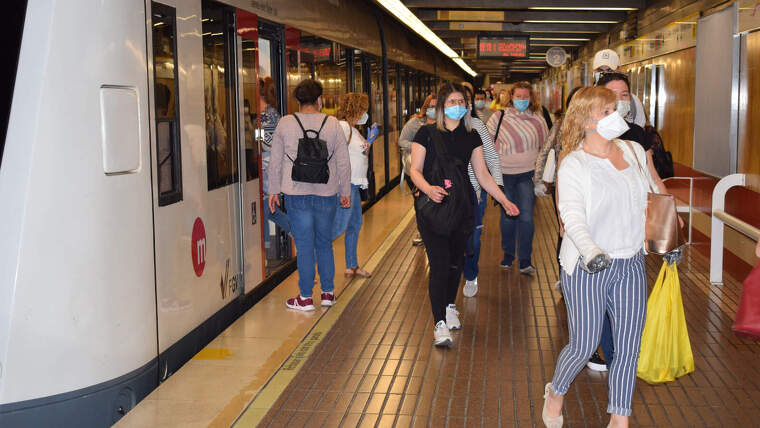 Passatgers en una parada de Metrovalencia