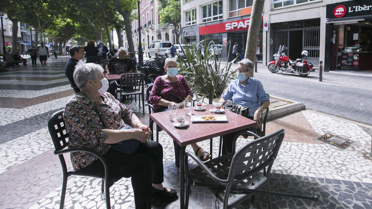 Ciutadans de Gandia en la terrassa d'un bar