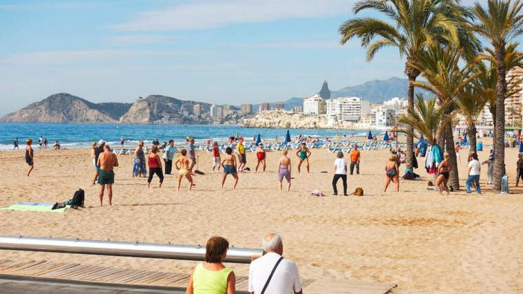 Gent major en una platja