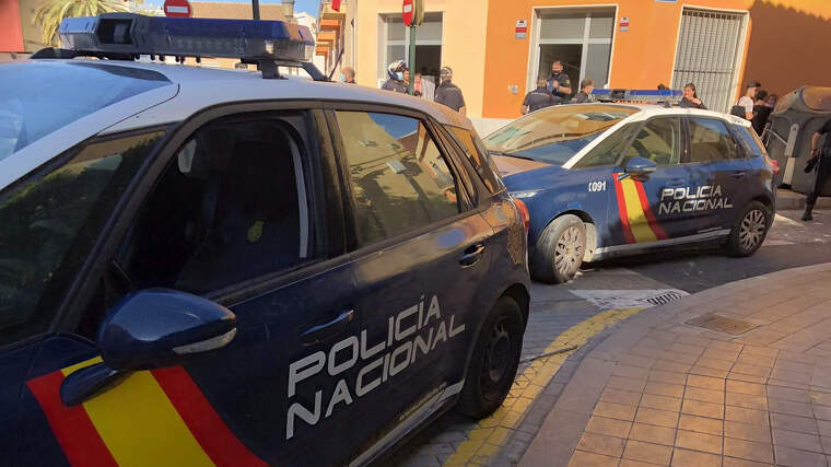 Patrulles de la Policia Nacional en una baralla en Benimà met, València