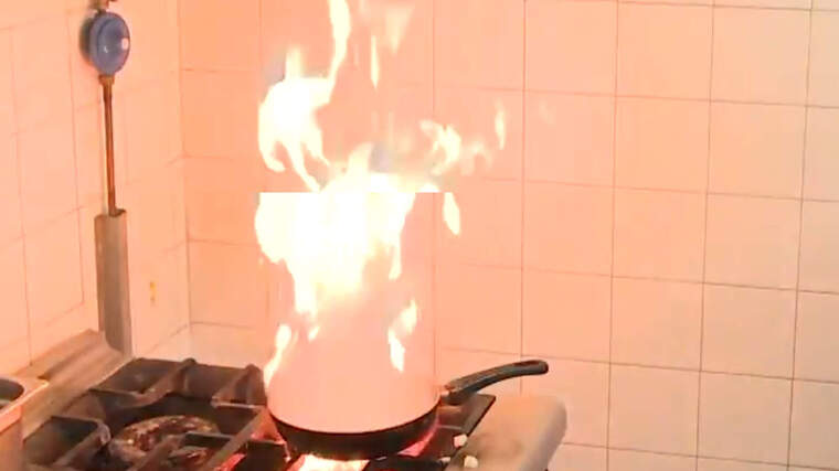 Imatge d'arxiu d'una paella cremant en una cuina.