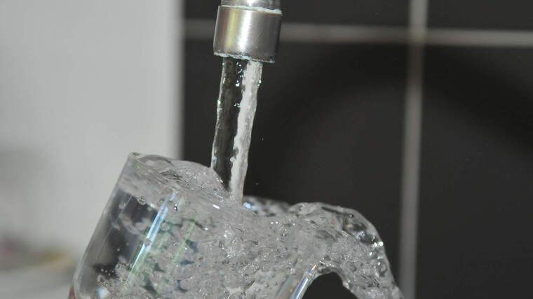 Imatge d'arxiu d'una persona omplint una gerra d'aigua