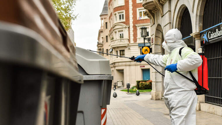 Un operari del servei de neteja desinfecta contenidors a Reus