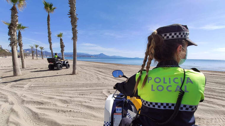 Agents de la Policia Local d'Alacant en el dispositiu especial per a la desescalada