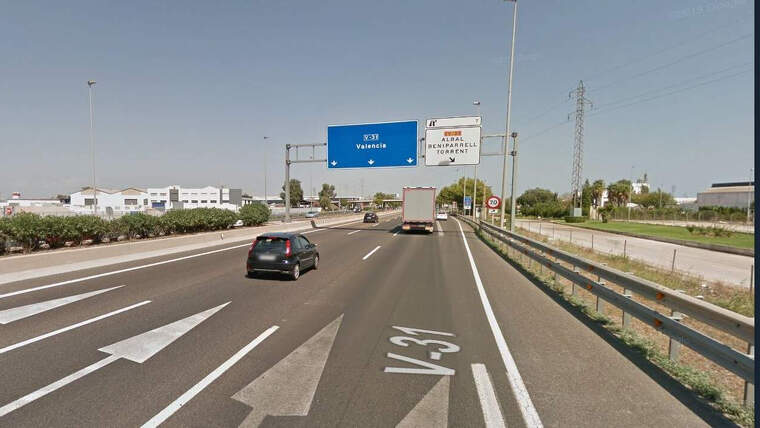 Un conductor borratxo atropella a un motorista i escapa sense una roda en Beniparell, l'Horta Sud (València)