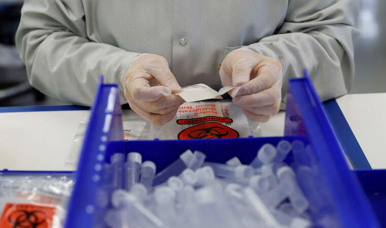 Un tÃ¨cnic munta kits de proves de coronavirus en una fÃ brica a CalifÃ²rnia el 26 de marÃ§ de 2020
