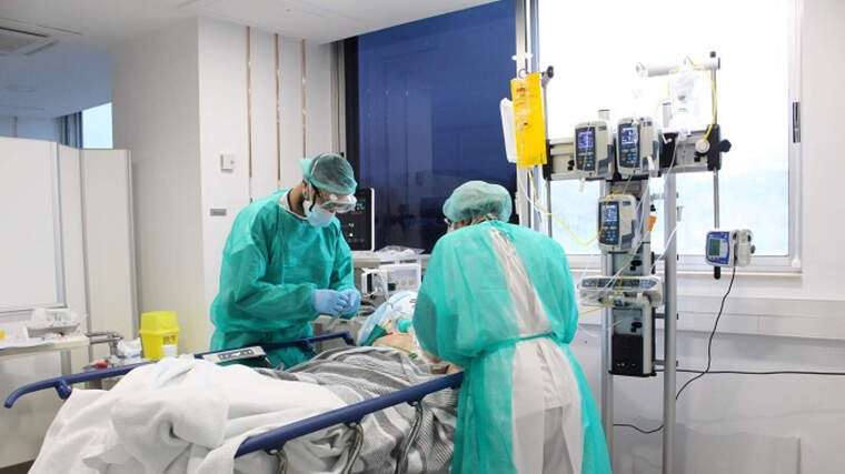 Dos metges atenent un pacient de coronavirus a l'hospital trueta, 18/04/2020