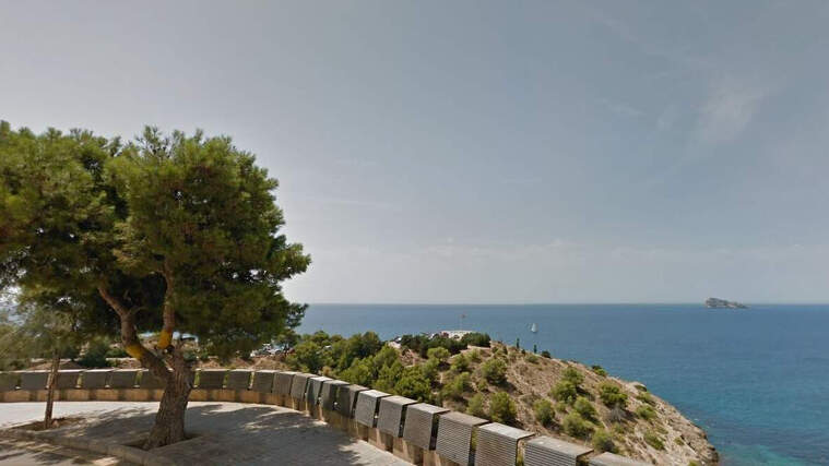 Ferit en caure per una zona de roques en una platja de Benidorm, la Marina Baixa (Alacant)