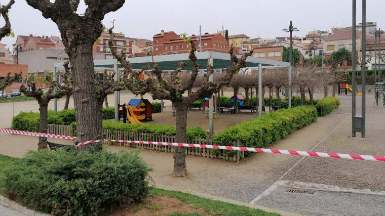 L'Ajuntament ha precintat els parcs infantils per limitar-ne l'accés