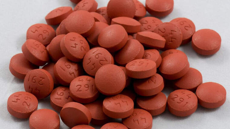 Muchas pastillas de color rogizo
