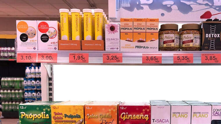  Fotografia d'una prestatgeria de Mercadona amb productes com la vitamina C, prÃ²polis o gelea reial