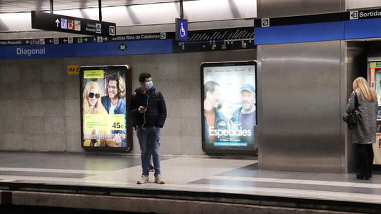 Una persona amb mascareta esperant el Metro a Barcelona el 13 d'abril de 2020
