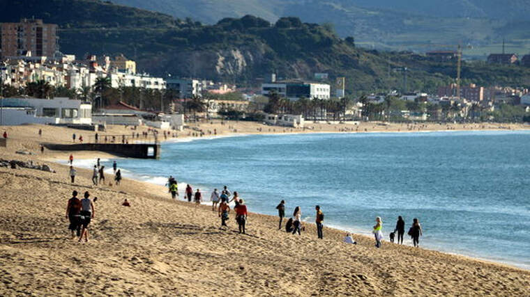Una platja de Badalona plena de gent aquest dissabte, 2 de maig