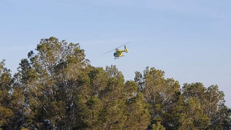 Imatge de l'helicÃ²pter del SEM sobrevolant una zona de pins a Miami Platja.