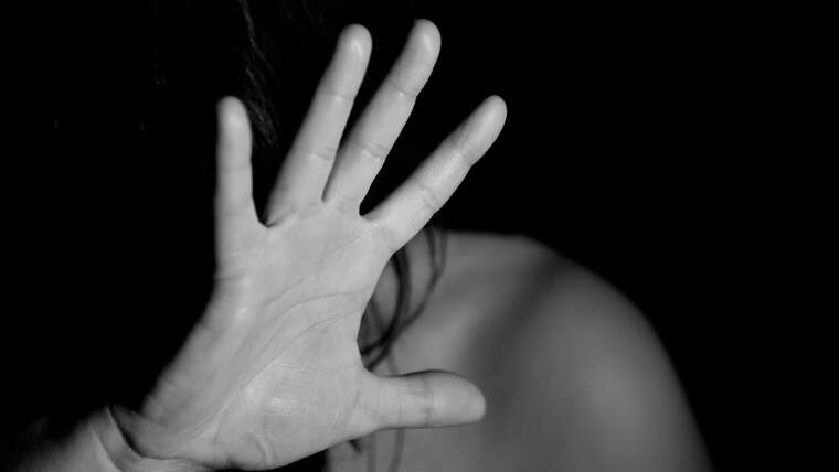 Una dona intenta defendre's d'una agressiÃ³