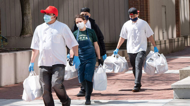 Els treballadors d'un restaurant de Boston (Estats Units) entregant menjar als treballadors dels hospitals