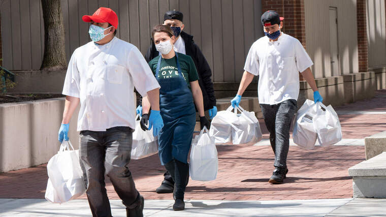 Els treballadors d'un restaurant de Boston (Estats Units) entregant menjar als treballadors dels hospitals