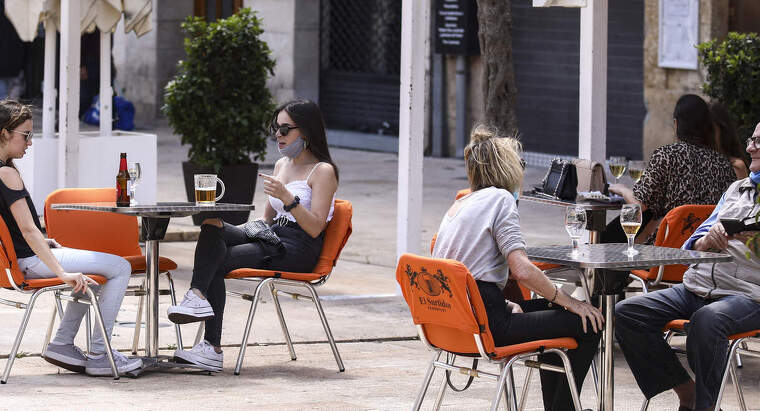 Tarragona entra a la fase 1 entre terrasses plenes i botigues obertes