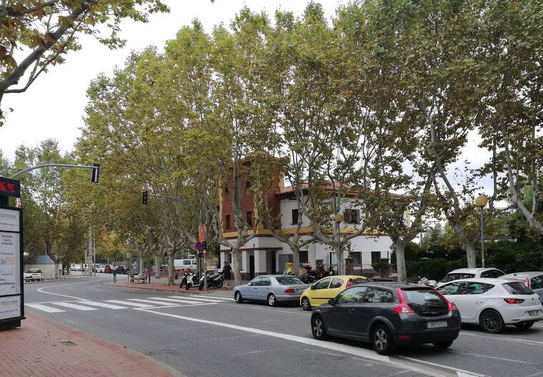 Un cotxe circulant per la plaça del Pi de Bellaterra